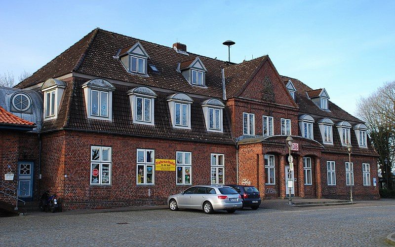 File:Bahnhof Burg.jpg