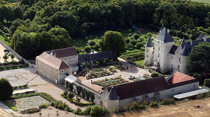 File:Chateaudurivau-garden.jpg