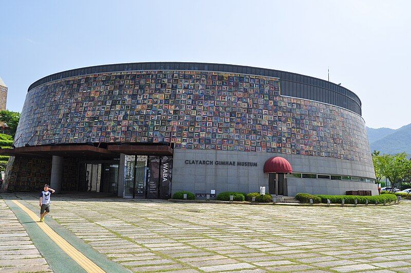 File:Clayarch Gimhae Museum.JPG