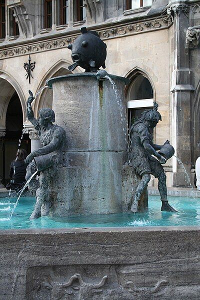 File:Fischbrunnen Marienplatz Muenchen.jpg