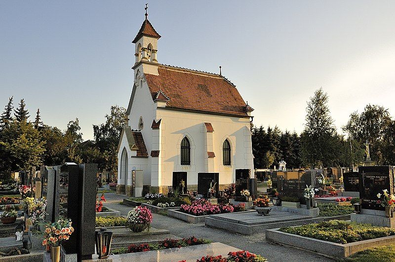 File:Friedhof Hohenau 01.jpg