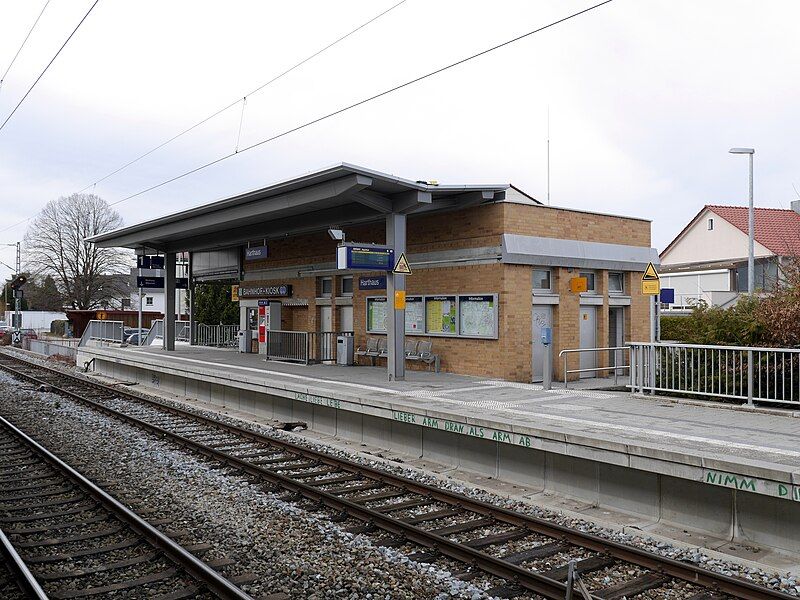 File:Haltepunkt Harthaus Stationsgebäude.jpg