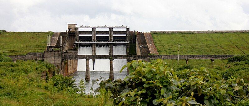 File:Karapuzha Dam2.JPG