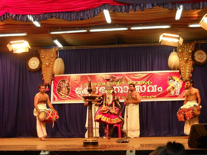 File:Krishnanattam Guruvayur 1.jpg