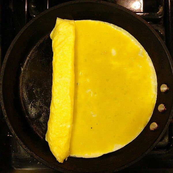 File:Making heart-shaped tamagoyaki.jpg