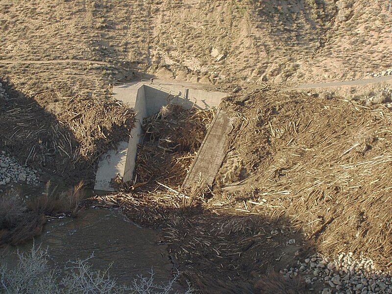 File:Mojave-River-Dam-Outlet.jpg