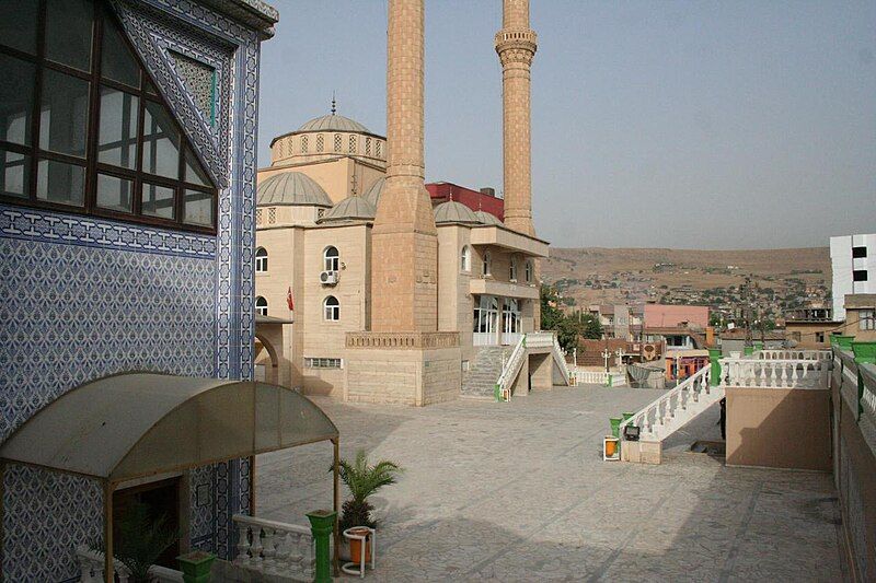 File:Noah-Mausoleum-Cizre-Turkey-August-2009-7.jpg