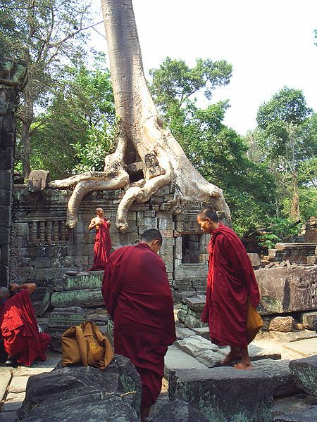 File:Preahkhantreemonks01.JPG