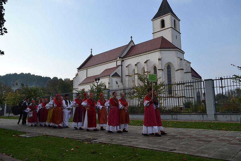 File:Voćinska kestenijada.jpg