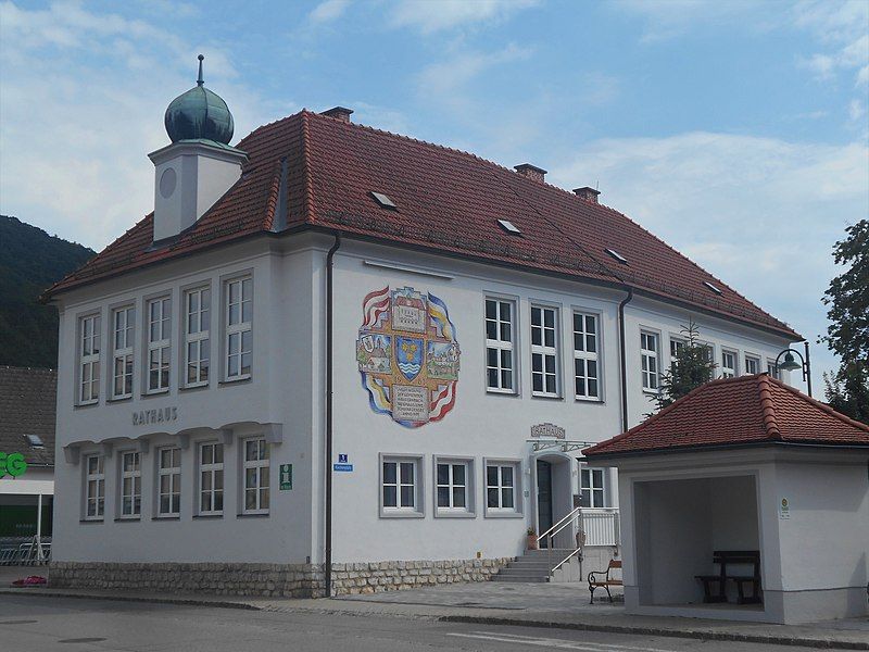 File:WeissenbachTriesting Rathaus.jpg