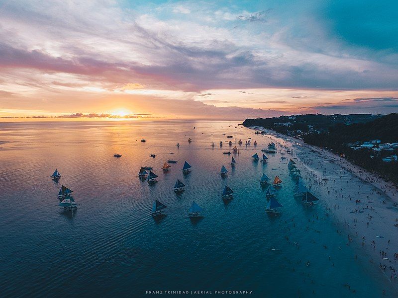 File:Boracay Boats.jpg