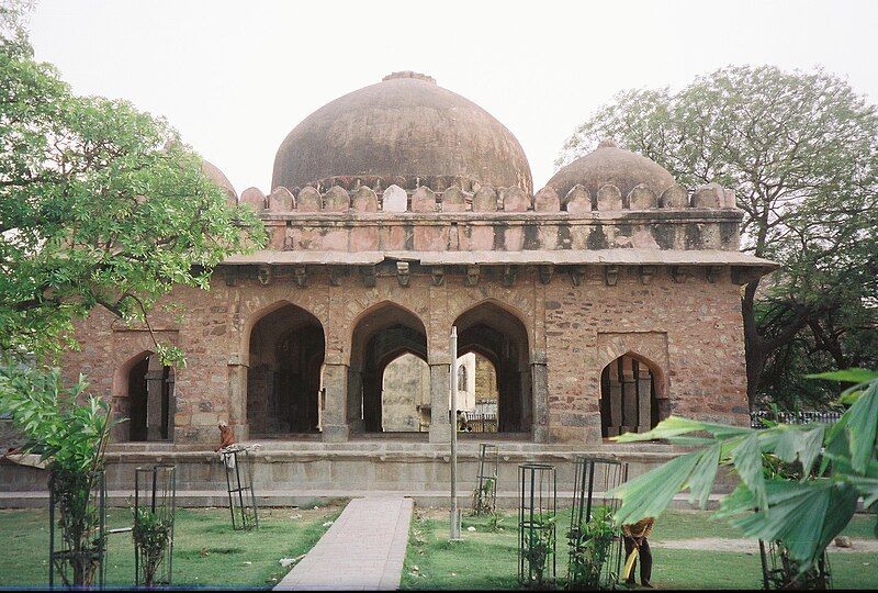 File:Brakhamba twelve-pillared monument.jpg