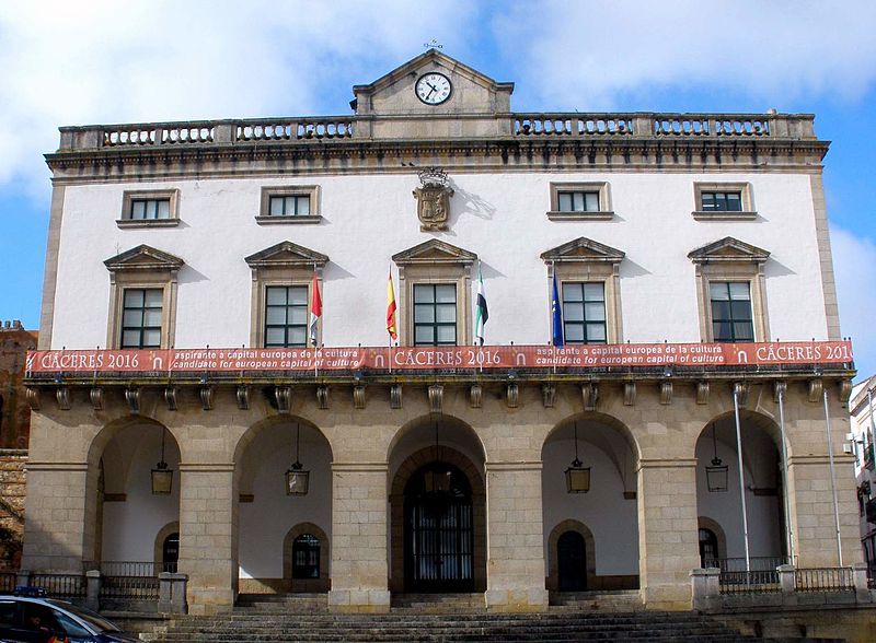 File:Caceres - Ayuntamiento.JPG