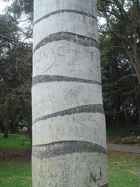 File:Ceroxylon quindiuense Bogotá.JPG