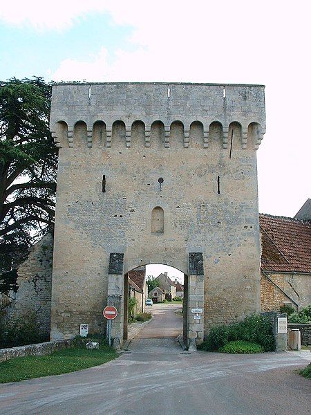 File:Château-de-Druyes 4.JPG