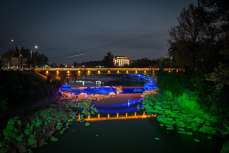 File:Chain bridge. Night.jpg