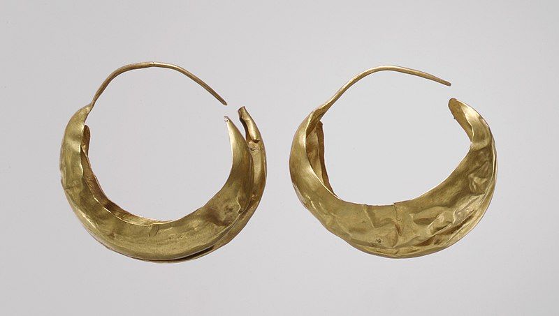 File:Earring MET DP104223.jpg