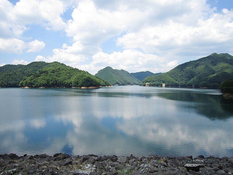 File:Kurokawa Dam lake.jpg