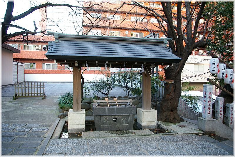 File:Mita-Hachiman-jinja Chōzuya.JPG