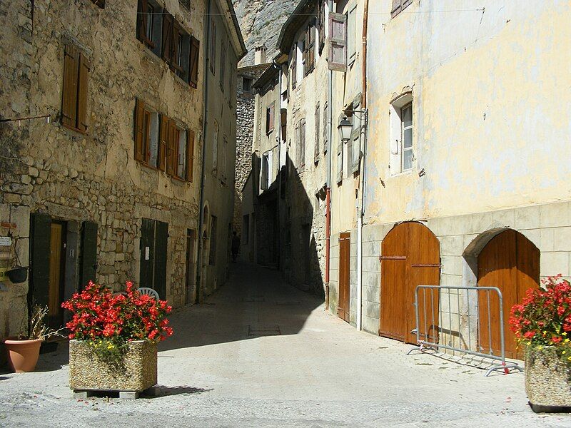 File:Orpierre street 2009.JPG