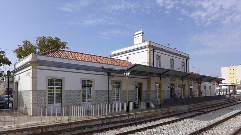 File:PortimaoTrainStationOctober2017 (2).jpg