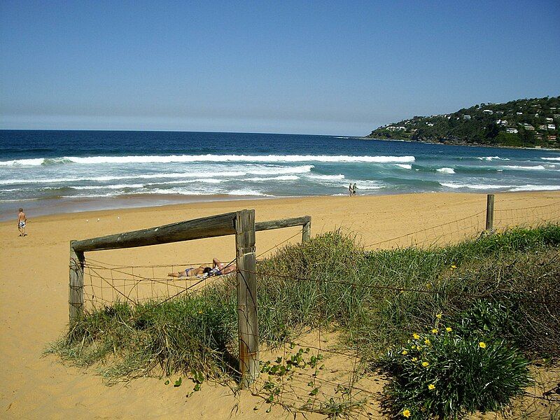 File:Summer Bay Beach.jpg