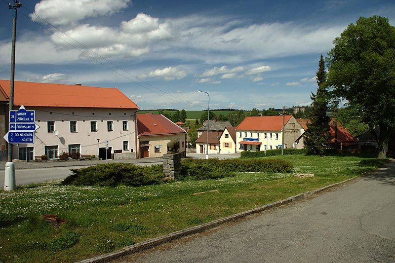 File:Česká Bělá, náves.jpg