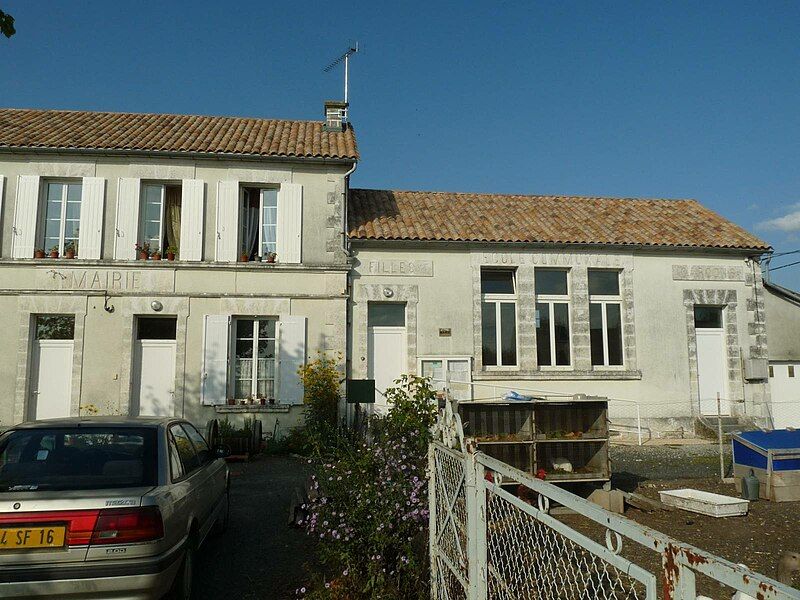 File:Angeduc mairie.JPG