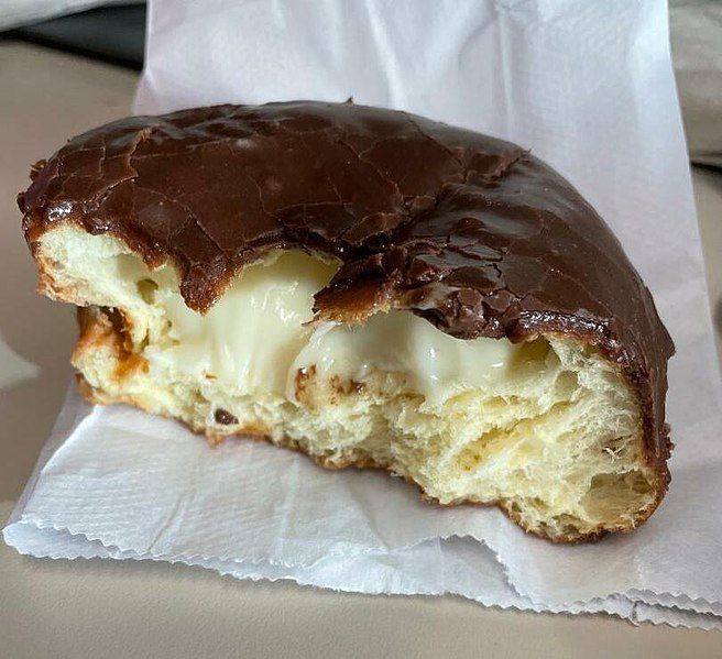 File:BostonCreme - heavyfilling.jpg