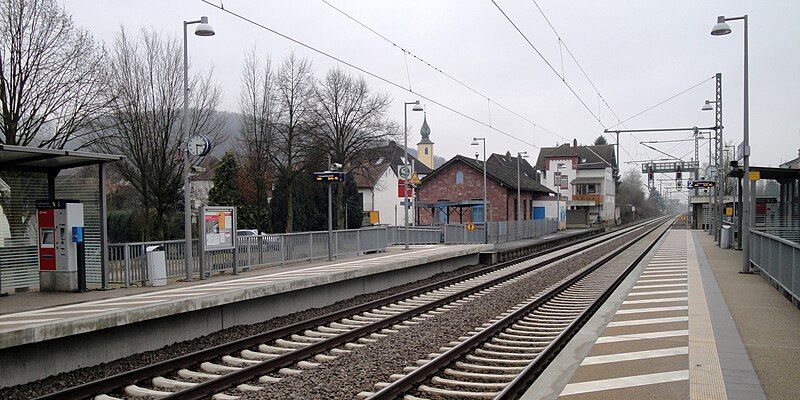 File:Hauptstuhl Bahnhof.jpg