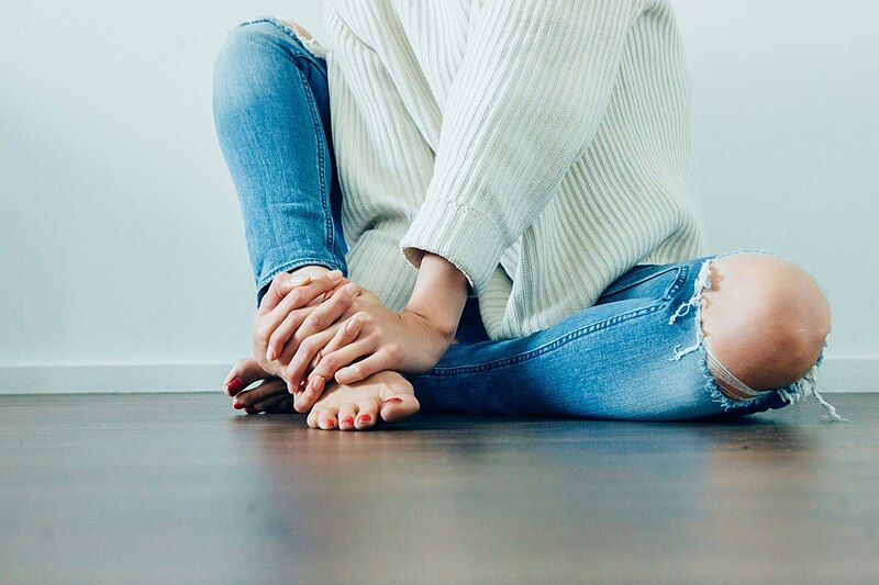 File:Imani-bahati-woman-wearing-distressed-blue-denim-jeans-sitting-on-floor.jpg