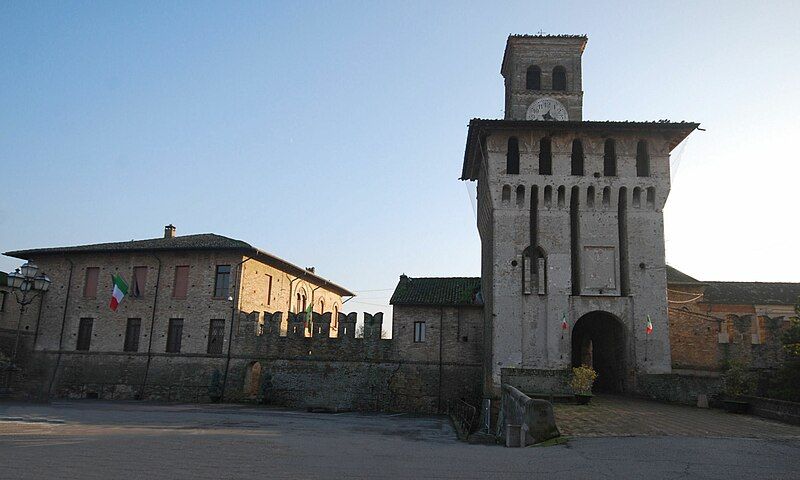 File:Redondesco il castello.jpg