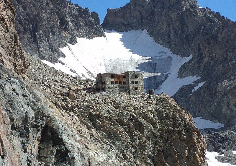 File:Rifugio des Écrins.JPG