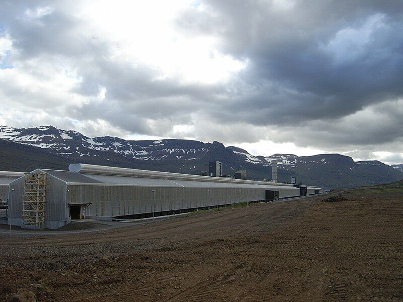 File:Alcoa Reydarfjördur.JPG