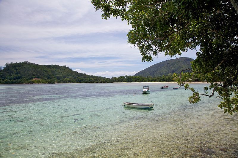 File:Bateaux@AnseL’Islette.jpg