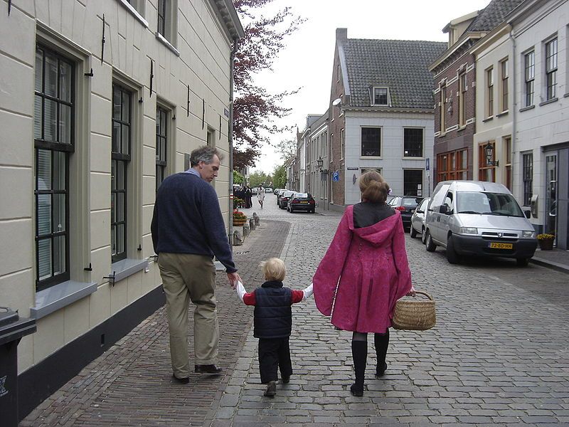 File:Buren Herenstraat wandelaars.JPG