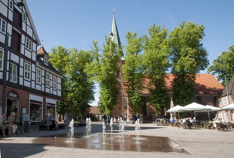 File:Der-Marktplatz-in-Bad-Bevensen-mit-Blick-auf-die-Dreikoenigskirche.jpg