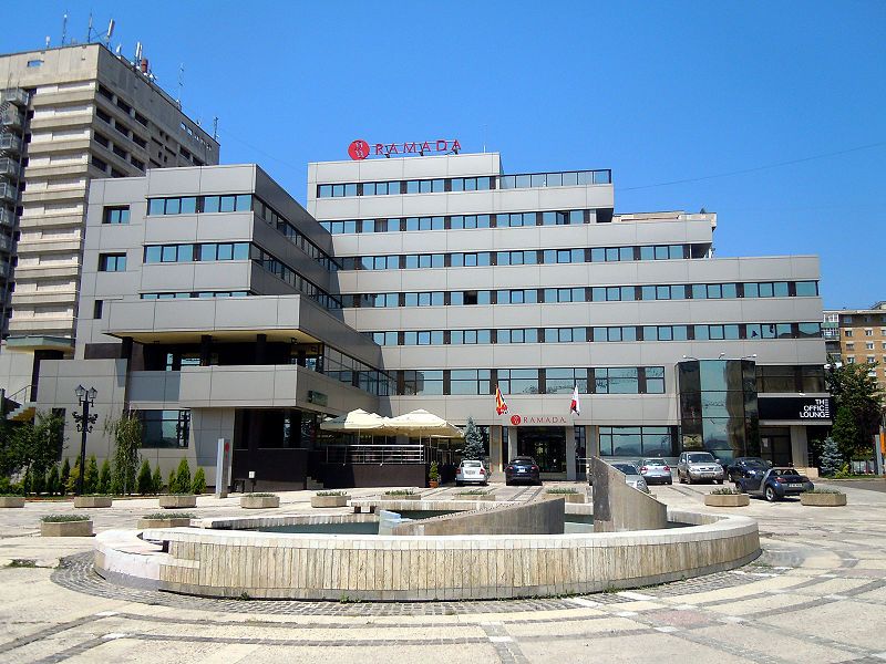 File:Iaşi ,Hotel Ramada.jpg