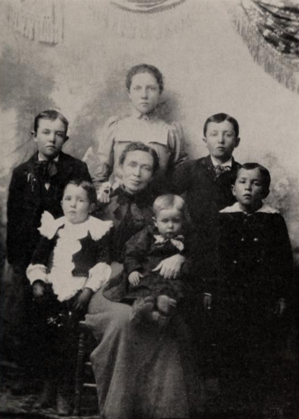 File:Ida-family.png