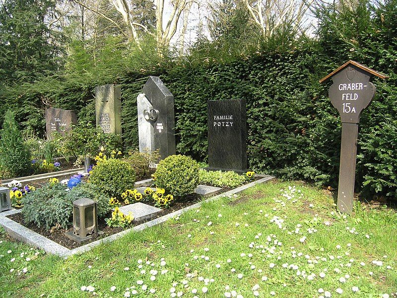 File:Karlsruhe Hauptfriedhof 15A.jpg