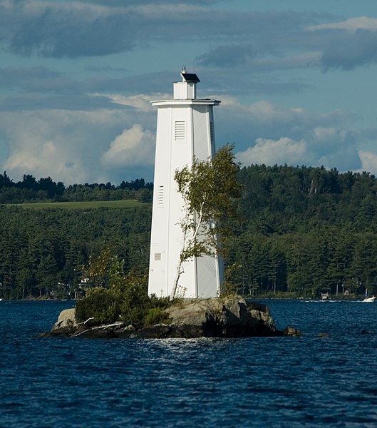 File:Loon Lighthouse Sunapee.jpg