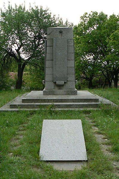 File:Muhovo-partisans-monument.jpg