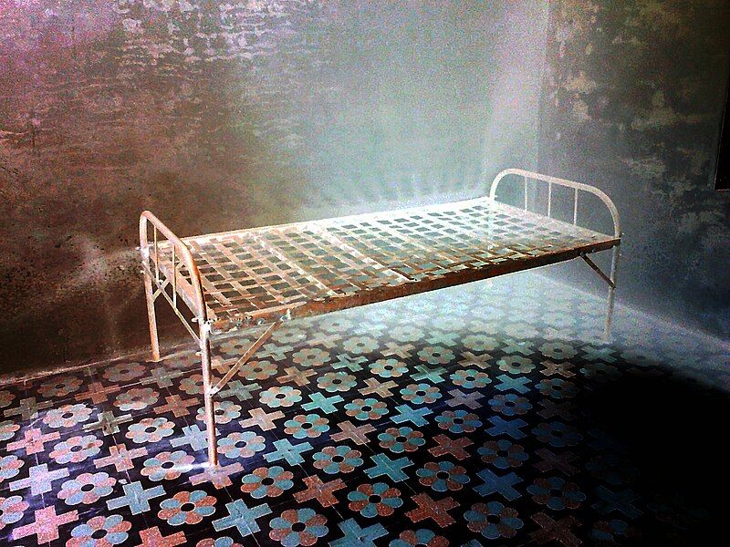 File:Old iron bed.jpg