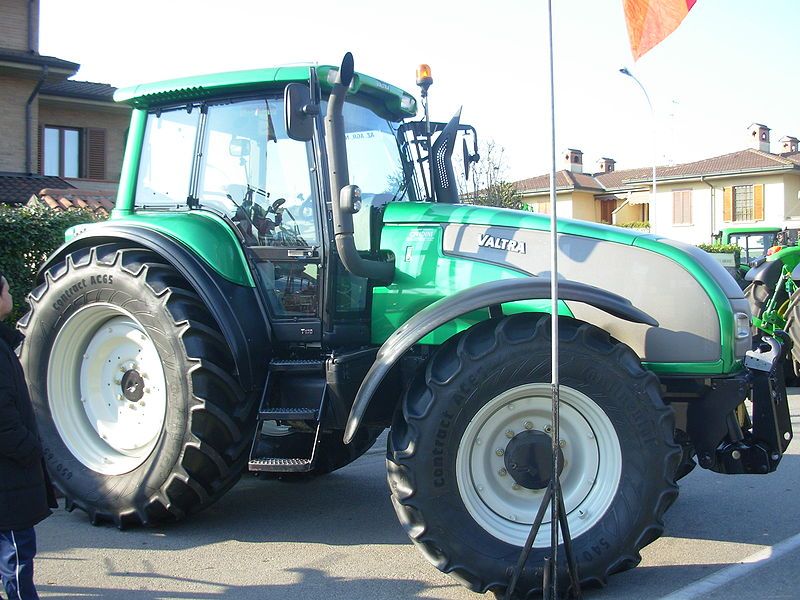 File:Trattore Valtra.jpg