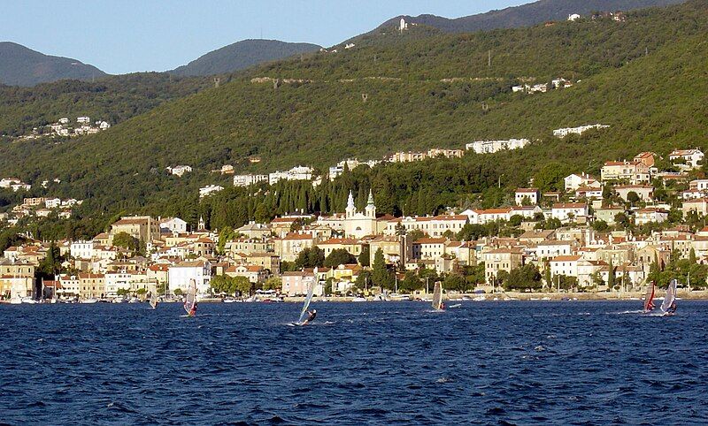 File:Volosko preluk windsurfing.JPG