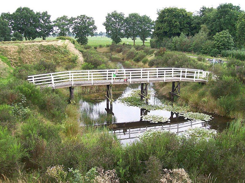 File:Zwartendijksterschans gracht.jpg