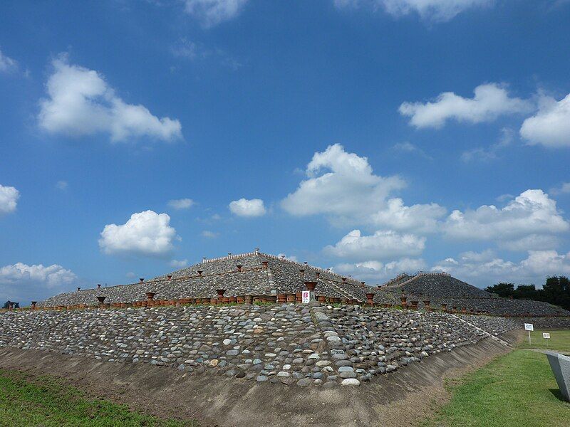 File:保渡田古墳群 八幡塚古墳.jpg