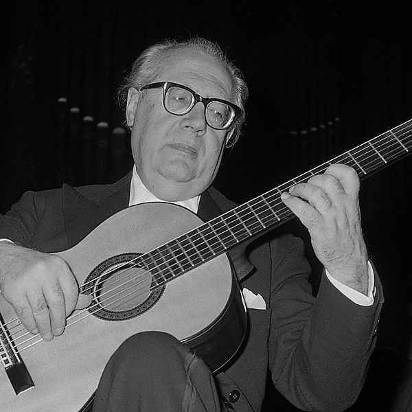 File:Andrés Segovia (1962).jpg