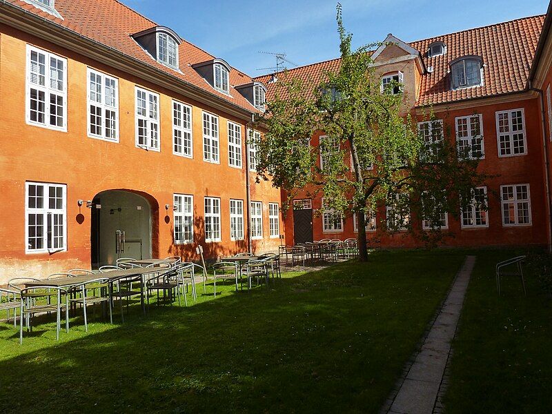 File:Courtyard (Hestegardekasernen).JPG