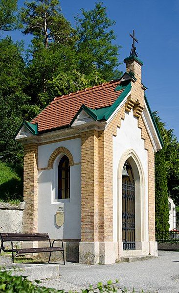 File:Friedhofskapelle Pitten.jpg